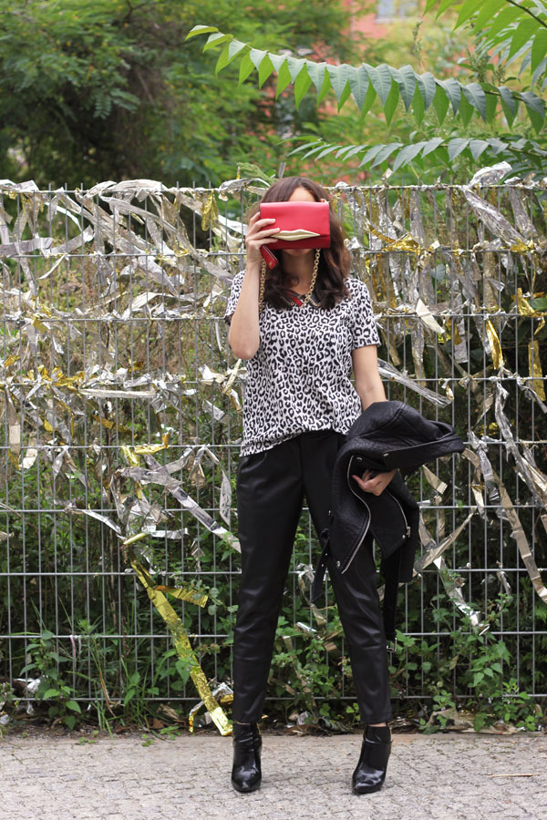 amandine-fashion-blogger-berlin-germany-dvf-carolina-lips-bag-slouchy-leather-pants-leopard-tshirt