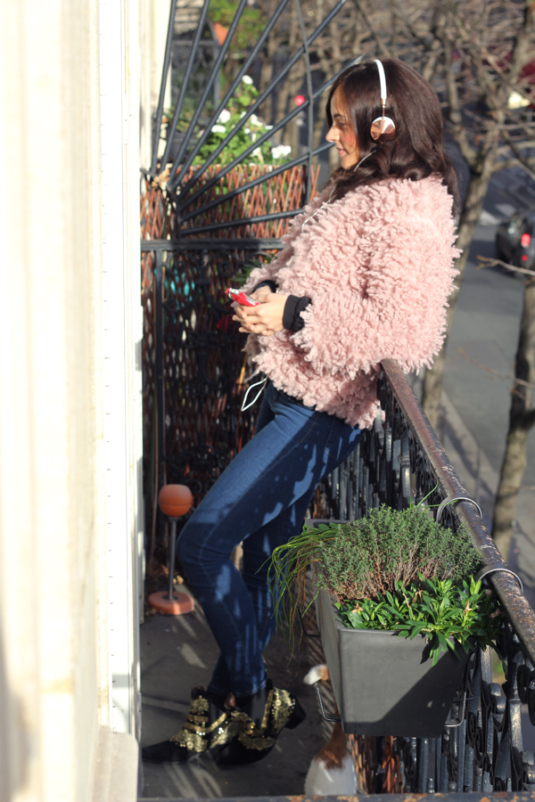 amandine fashion blogger berlin germany wears frends rosegold taylor headphones pink fake fur