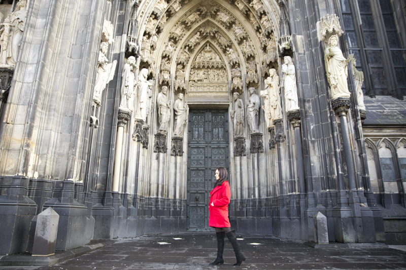 amandine fashion blogger berlin germany wearind red coat kölner dom cologne cathedral