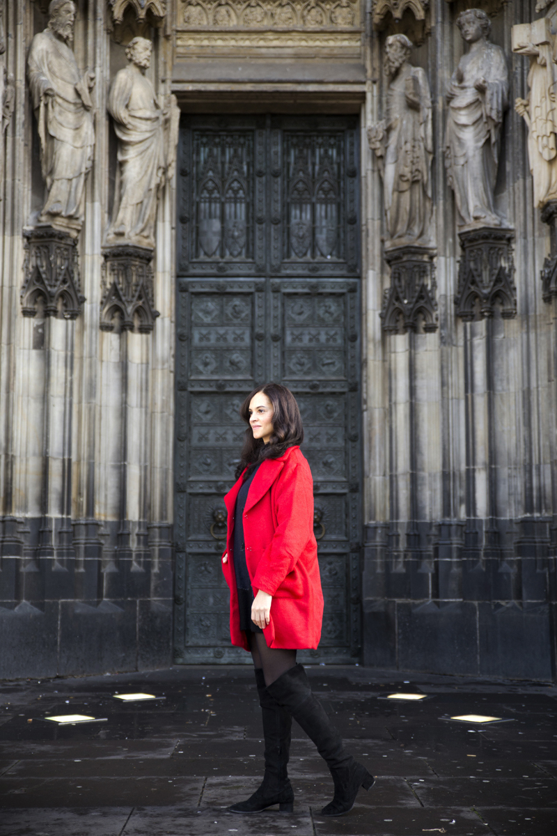 amandine fashion blogger travel wearing outfit red coat cologne cathedral kölner dom