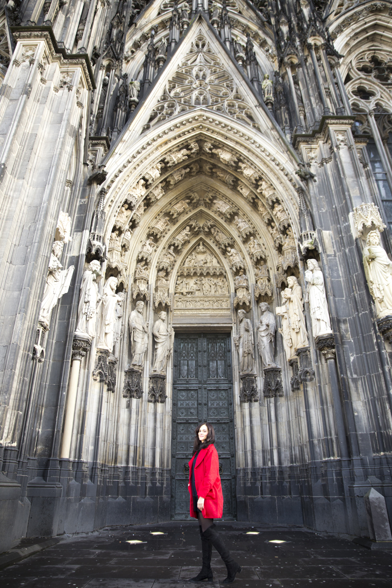 amandine fashion travel blogger berlin germany wearing outfit kölner dom cologne cathedral