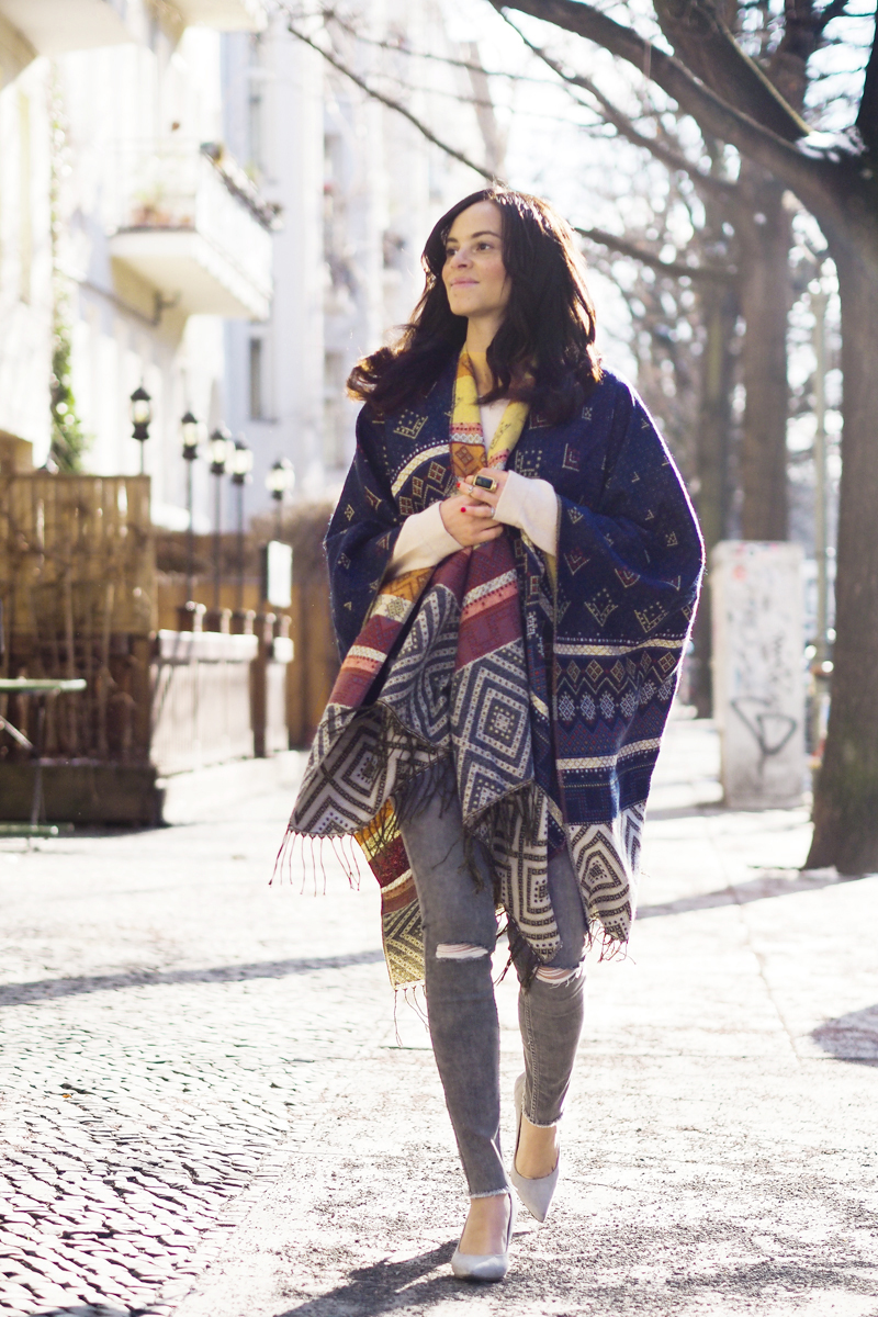 amandine fashion blogger berlin germany wearing a cape blue patterned blanket wrap