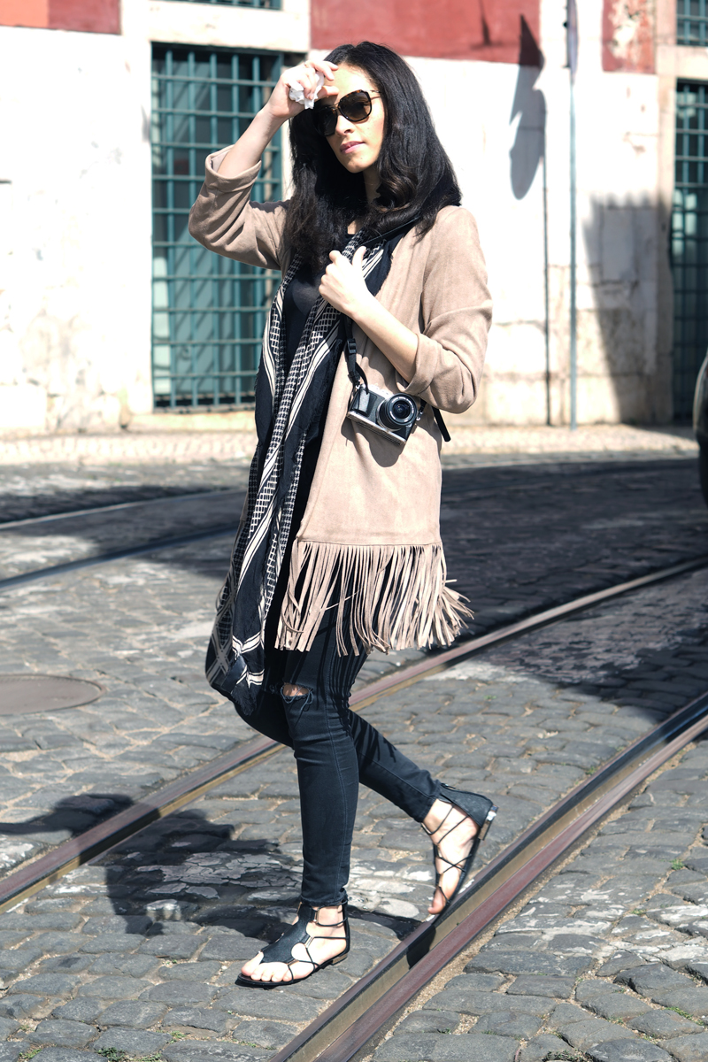 Outfit : suede fringe jacket and gladiator sandals
