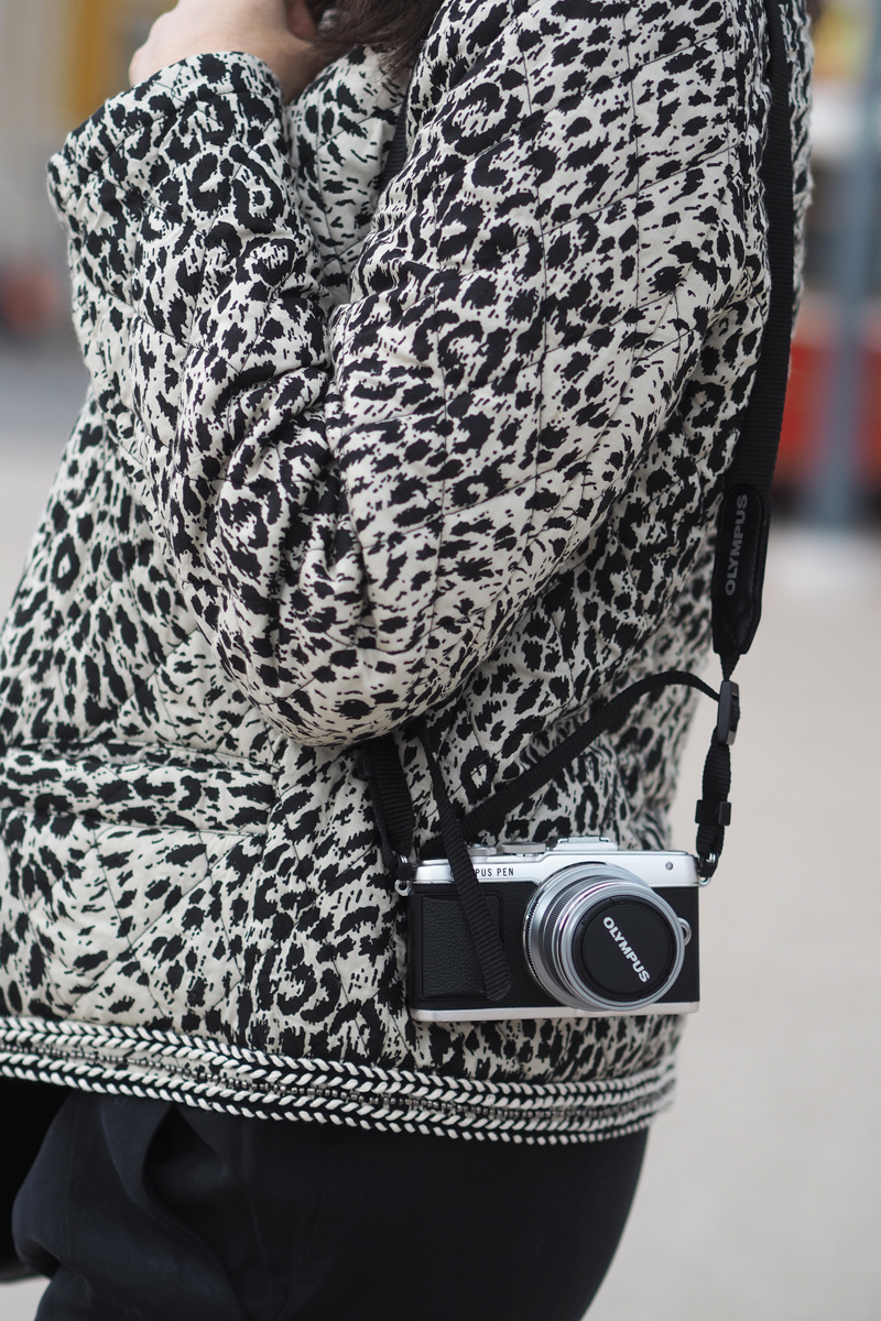 praça do comércio fashion travel lifestyle blogger red tram leopard edc esprit jacket
