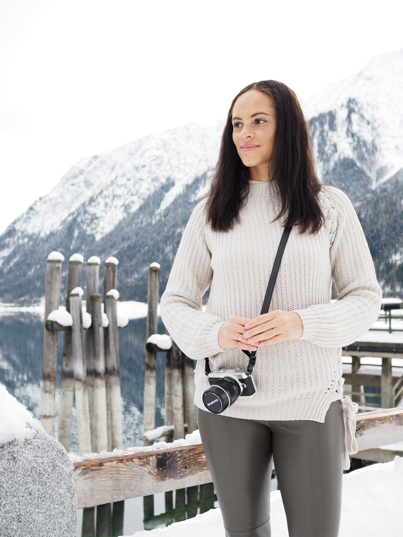 German fashion blogger wearing a winter outfit breaded sweater and Marc Cain leather leggings and Olympus PEN camera