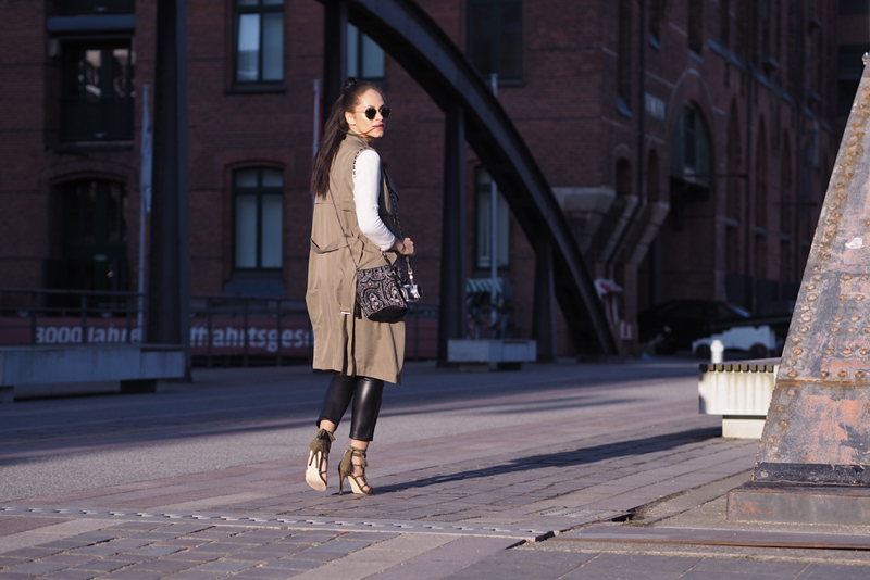 Berlin Fashion blogger Germany wearing outfit sleeveless trench in khaki and fake leather pants