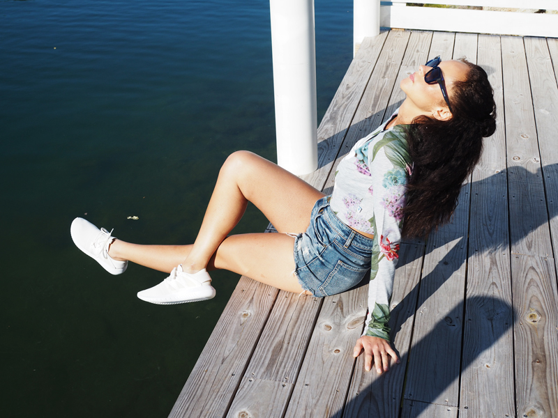 Amandine fashion blogger from Berlin germany wearing an Adidas Originals trefoil floral crop top