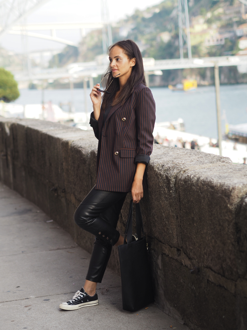 German fashion and travel blogger from germany wearig Comfortable and chic travel outfit - Baum und Pfedgarten blazer and Faux leather pants