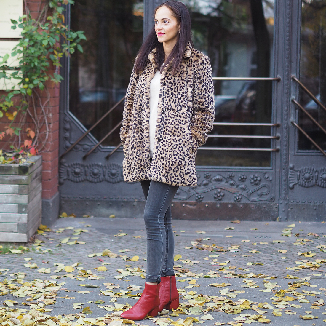 Outfit – Leopard coat and Vagabond red booties