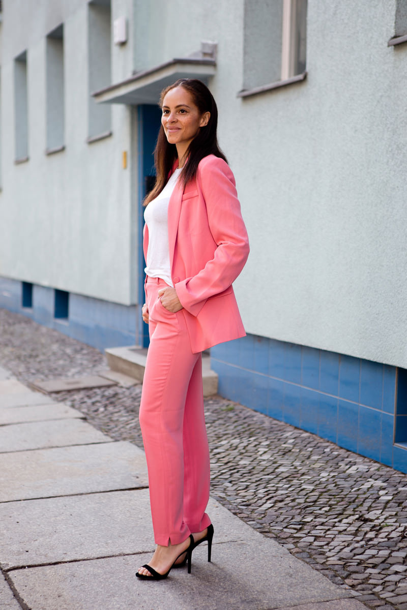 Berlin fashion blogger wearing a Pink suit outfit_mini