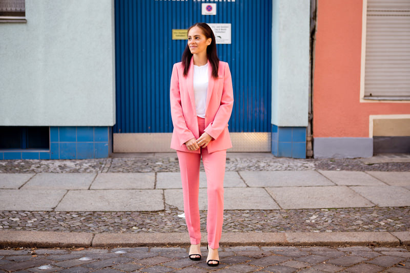 How to wear a pink suit 1_mini