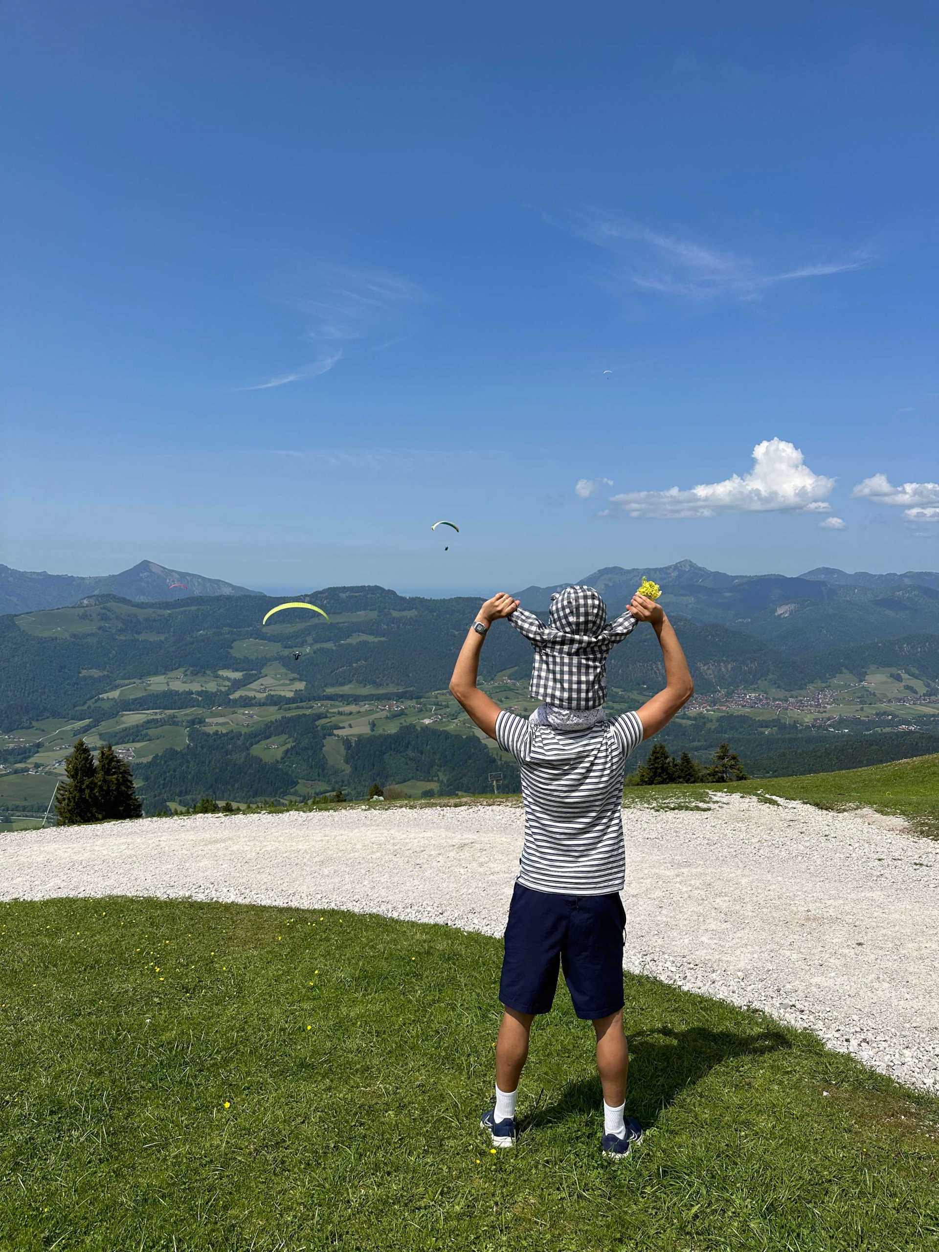 Summer in Kaiserwinkl - watching paragliders from Unterberghorn